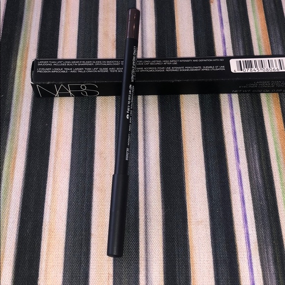 Larger Than Life Long-Wear EyelinerViaDe'Martelli - Picture 4 of 5